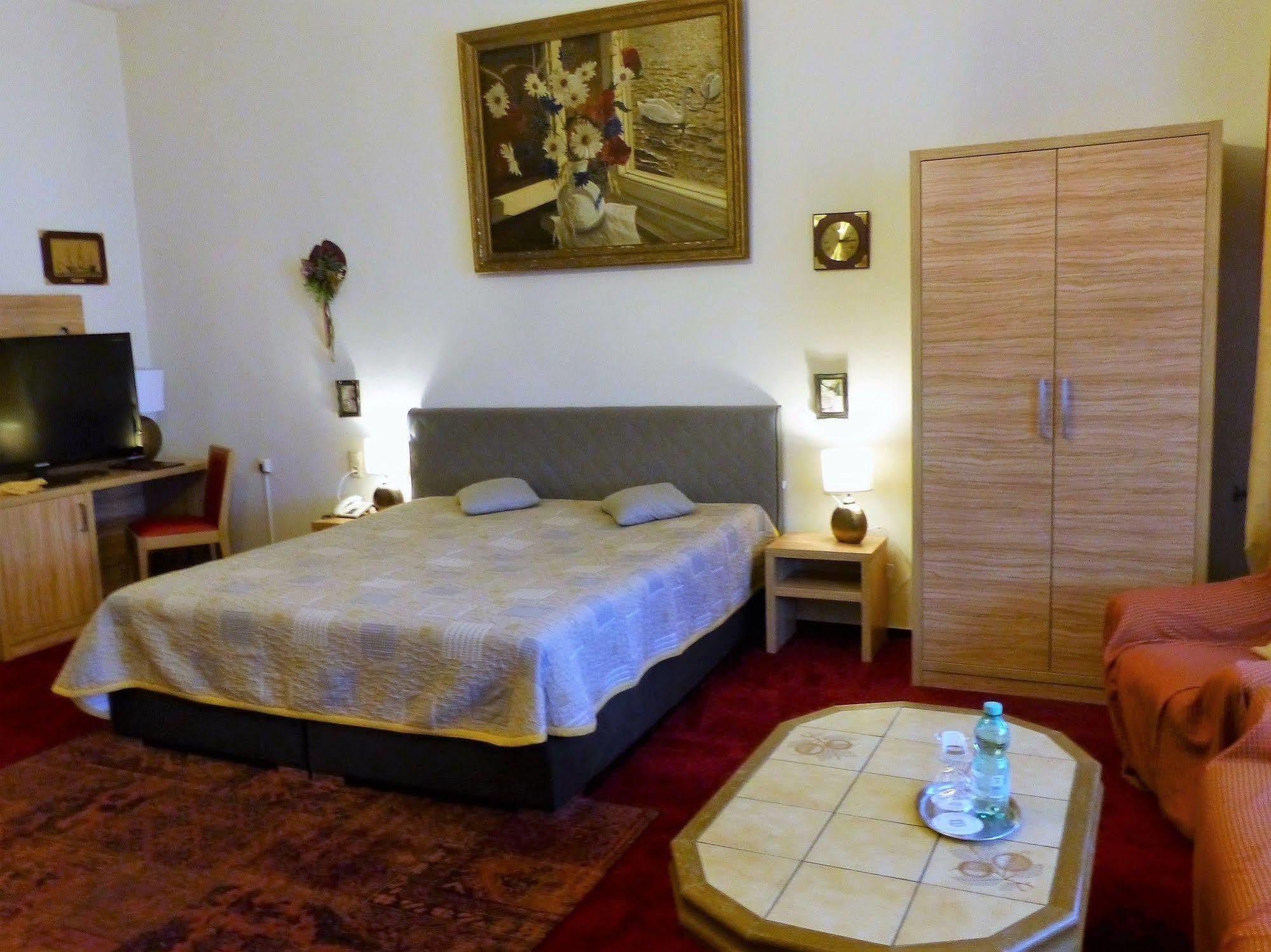 Hotel Pension Savoy Near Kurfuerstendamm Berlin Luaran gambar